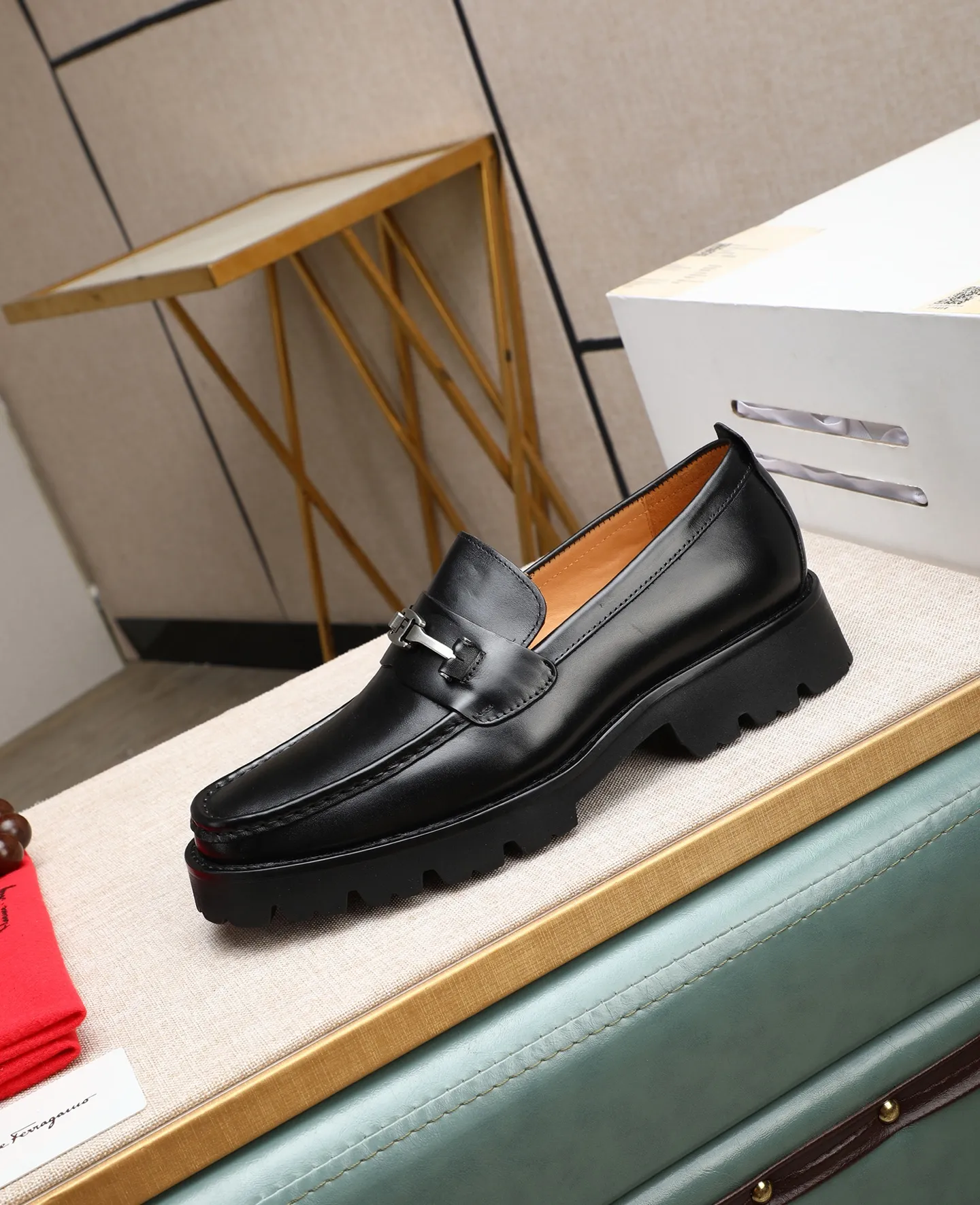 Men's shoes 💰500 📛📛(water-dyed cow lining) Salvatore Ferragamo high-end (Salvatore Ferragamo) is the top international luxury footwear brand. It comes from the fashion kingdom of Italy. It is famous all over the world for its traditional handmade design and novel styles...🚶🏻🚶🏻New suit shoes are available simultaneously at the counter. This model is purely handmade. The fabric is imported Italian calfskin➕soft water-dyed cowhide lining. Original authentic outsole🌀🌀Size: 38➖44.